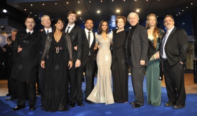 Parte del elenco y equipo tras "Avatar" disfruta de un momento alegre en la premier londinense